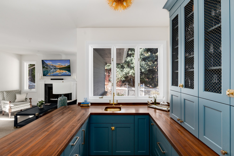 Example of a transitional home design design in Denver
