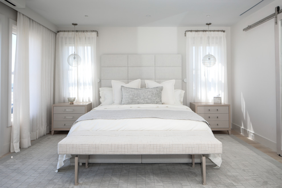 Свежая идея для дизайна: хозяйская спальня среднего размера в морском стиле с паркетным полом среднего тона и серыми стенами - отличное фото интерьера