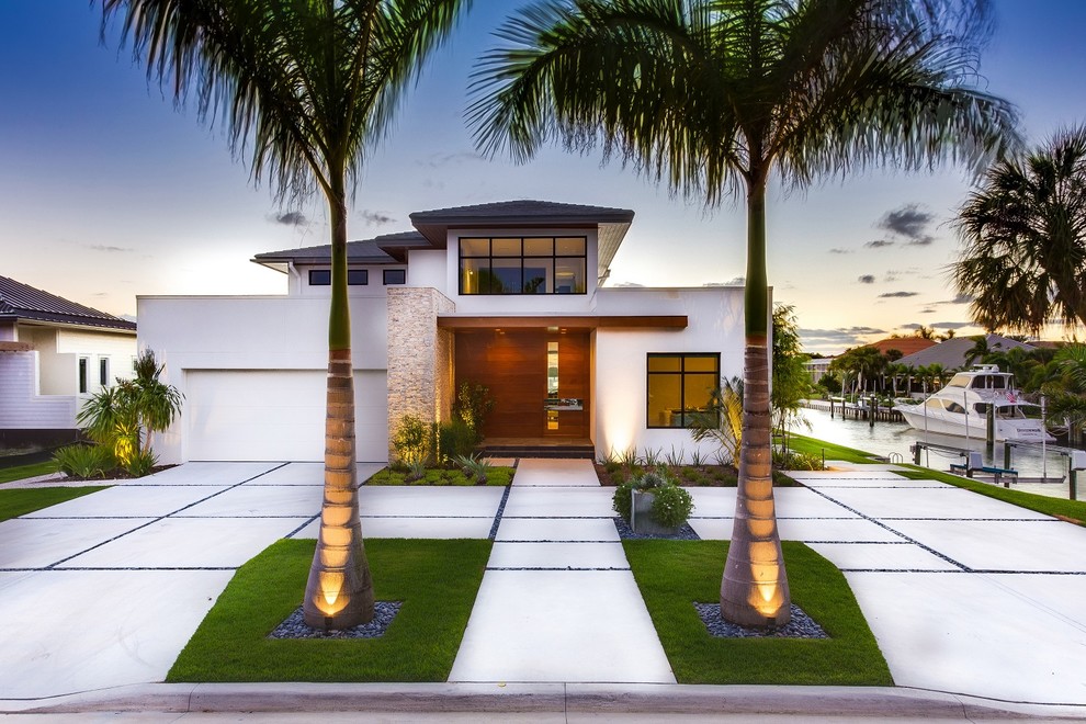 Design ideas for a tropical exterior in Tampa.