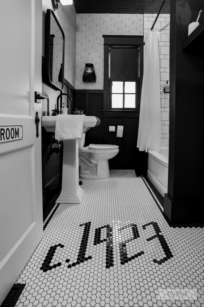 ナッシュビルにあるお手頃価格の中くらいなモダンスタイルのおしゃれな子供用バスルーム (白いキャビネット、ドロップイン型浴槽、シャワー付き浴槽	、分離型トイレ、白いタイル、セラミックタイル、黒い壁、セラミックタイルの床、ペデスタルシンク、黒い床、シャワーカーテン、洗面台1つ、独立型洗面台、壁紙) の写真