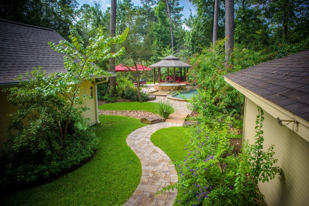 Design ideas for a traditional backyard garden in Houston.