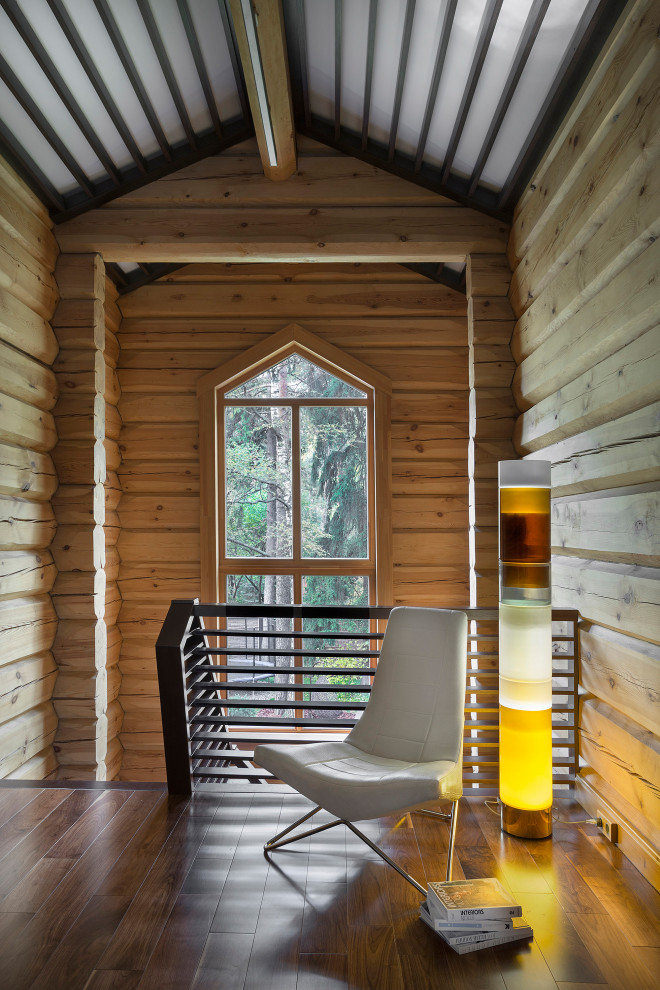 Idées déco pour un couloir en bois avec un mur beige, parquet foncé et un sol marron.