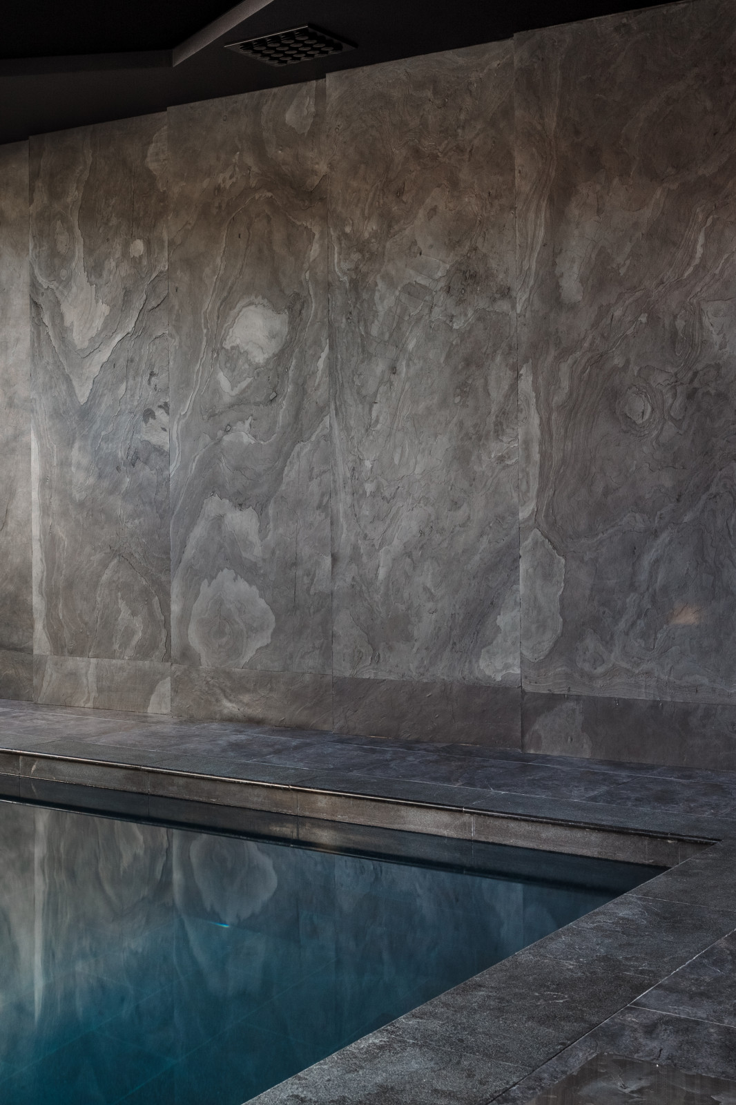 Сауна с бассейном в цоколе частного дома.