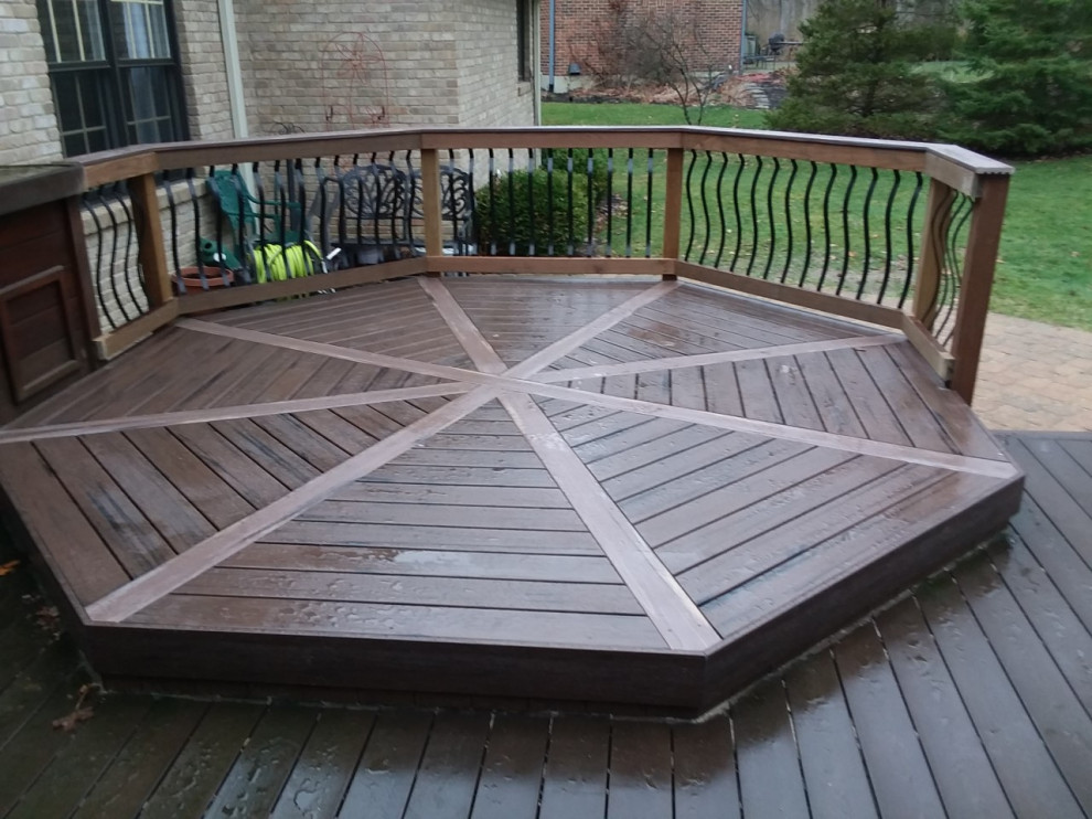 Transitional deck photo in Cincinnati