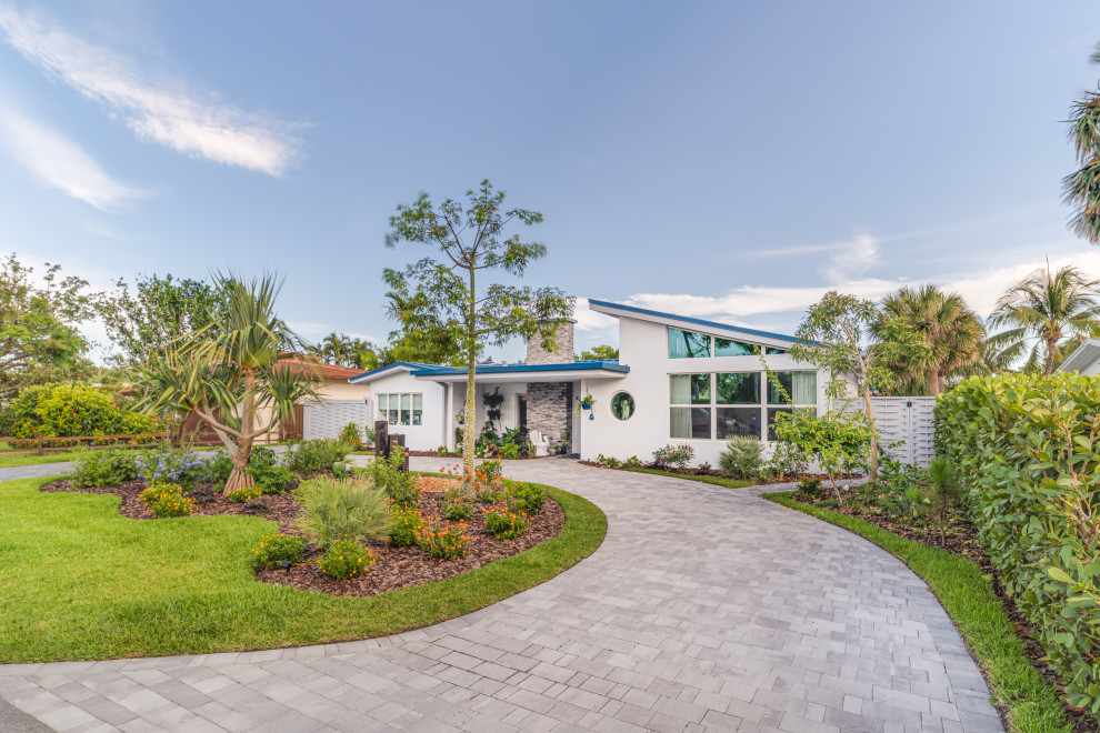 Einstöckiges Modernes Einfamilienhaus mit Putzfassade, weißer Fassadenfarbe und Blechdach in Miami