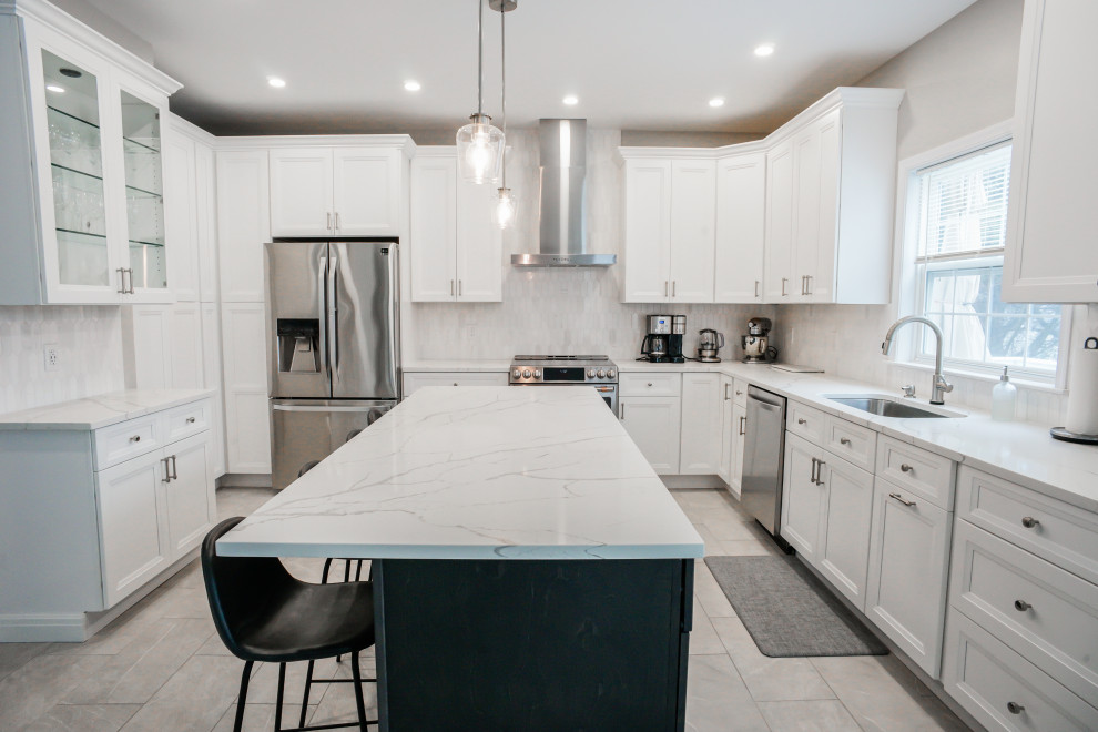 Immagine di una cucina minimalista con ante con riquadro incassato, ante bianche, top in quarzo composito, paraspruzzi grigio, paraspruzzi con piastrelle a mosaico, pavimento in gres porcellanato, pavimento grigio e top bianco