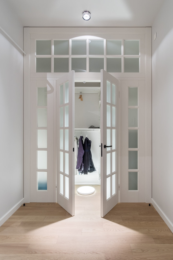 Квартира с разноцветными дверями