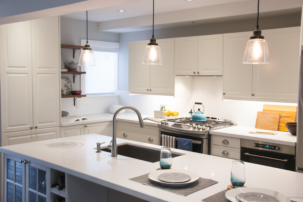 Kitchen - mid-sized kitchen idea in Toronto