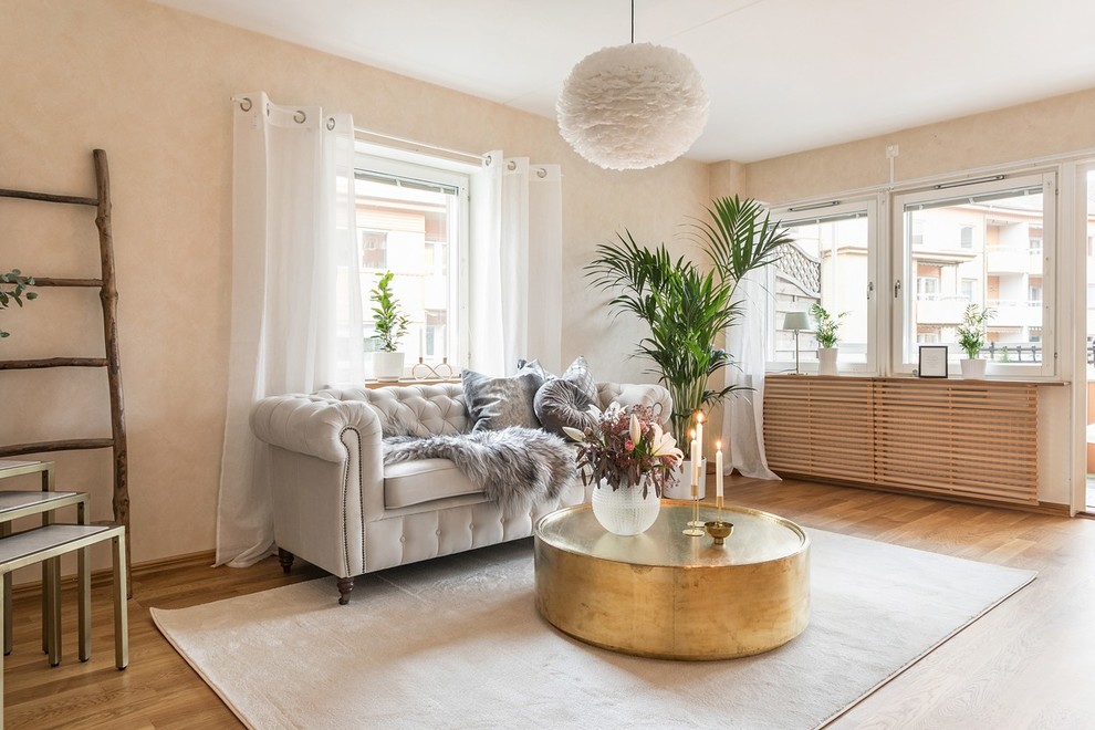 Bild på ett vintage vardagsrum, med mellanmörkt trägolv och brunt golv