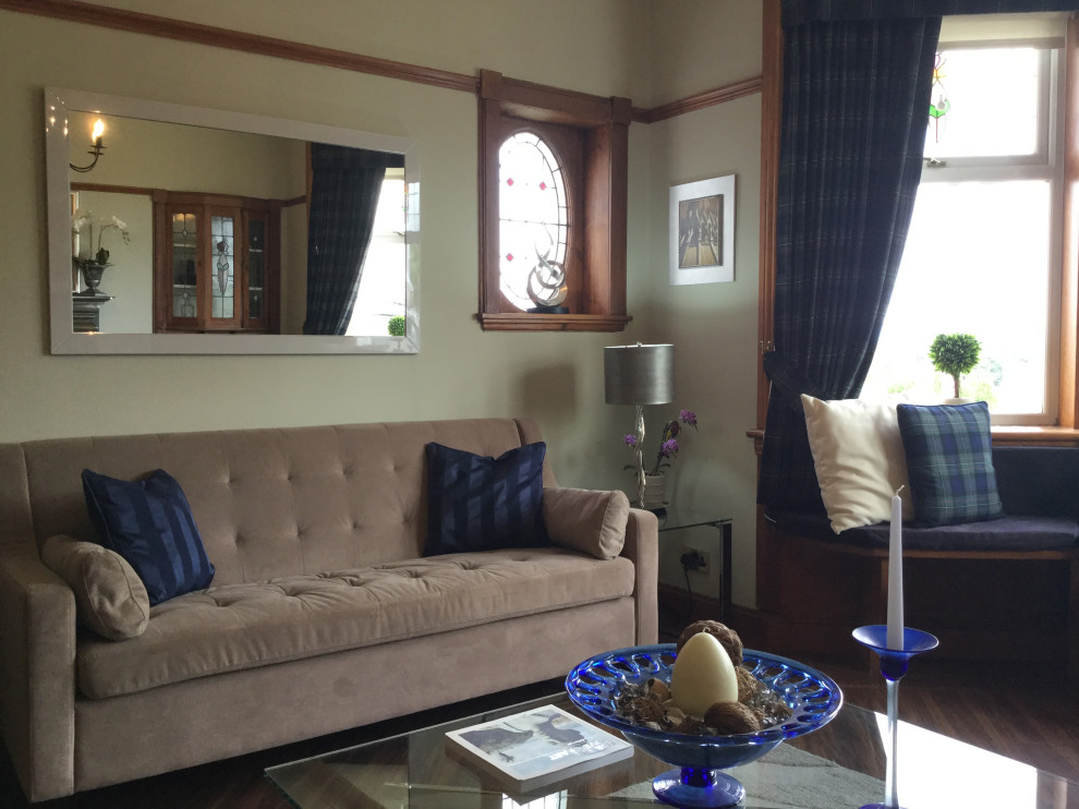 This is an example of a transitional living room in Glasgow.