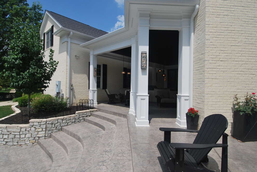 Transitional home design photo in Indianapolis