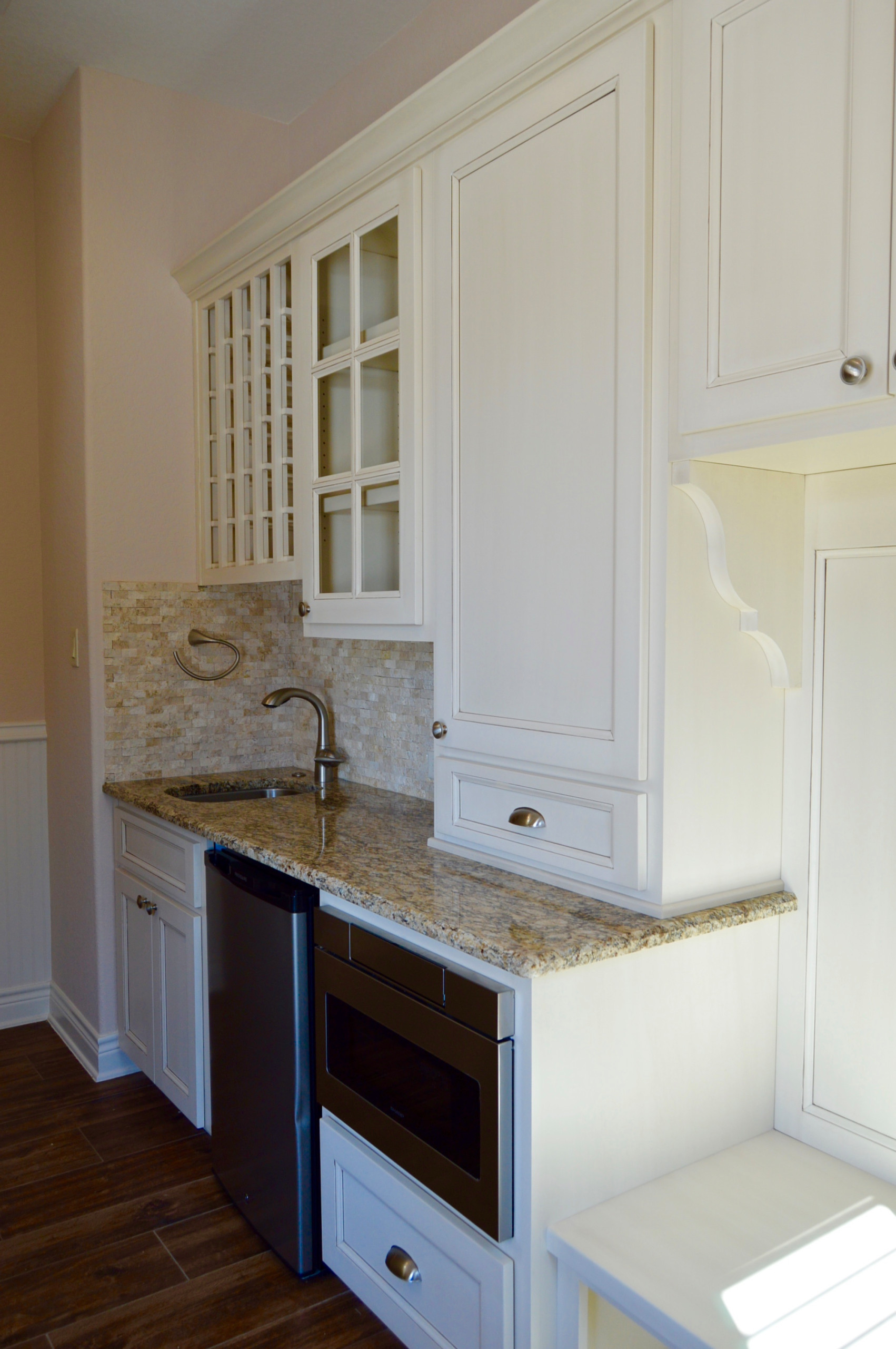 This guest kitchen combines quality craftsmanship with a vintage artisan design