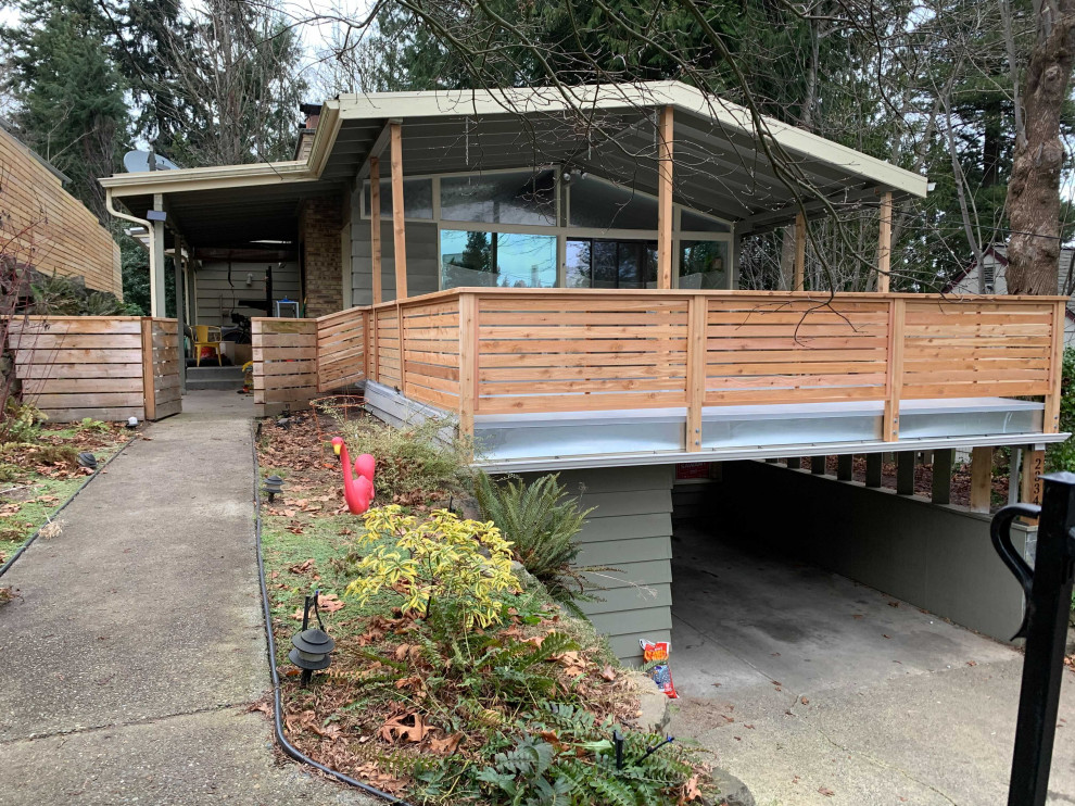 Example of a mountain style deck design in Seattle