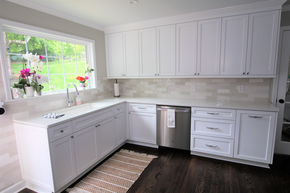 Exempel på ett mellanstort modernt vit vitt kök, med en undermonterad diskho, skåp i shakerstil, vita skåp, bänkskiva i kvartsit, beige stänkskydd, stänkskydd i tunnelbanekakel, rostfria vitvaror, mörkt trägolv och brunt golv