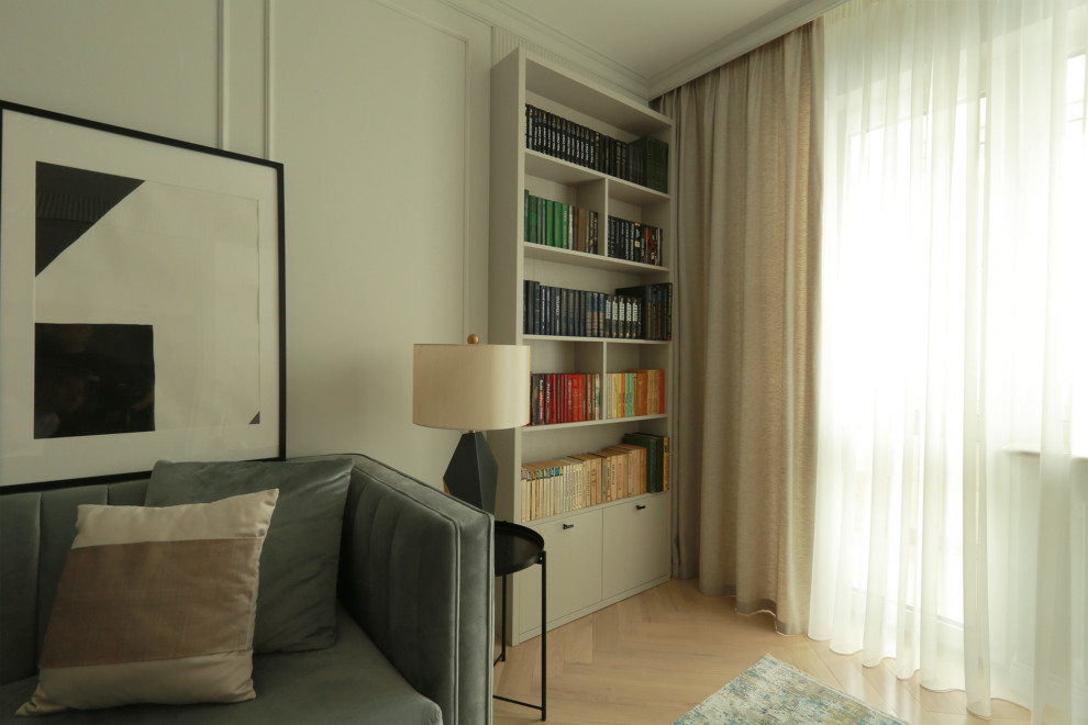 Idées déco pour un salon classique de taille moyenne et ouvert avec une bibliothèque ou un coin lecture, un mur gris, parquet clair, un téléviseur encastré et un sol beige.