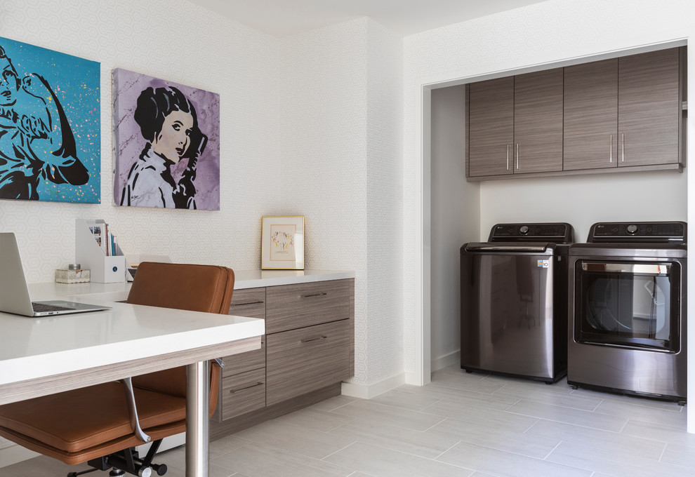 Transitional home design photo in Houston