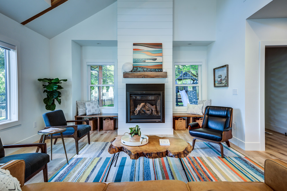 Mid-century modern home design photo in Seattle