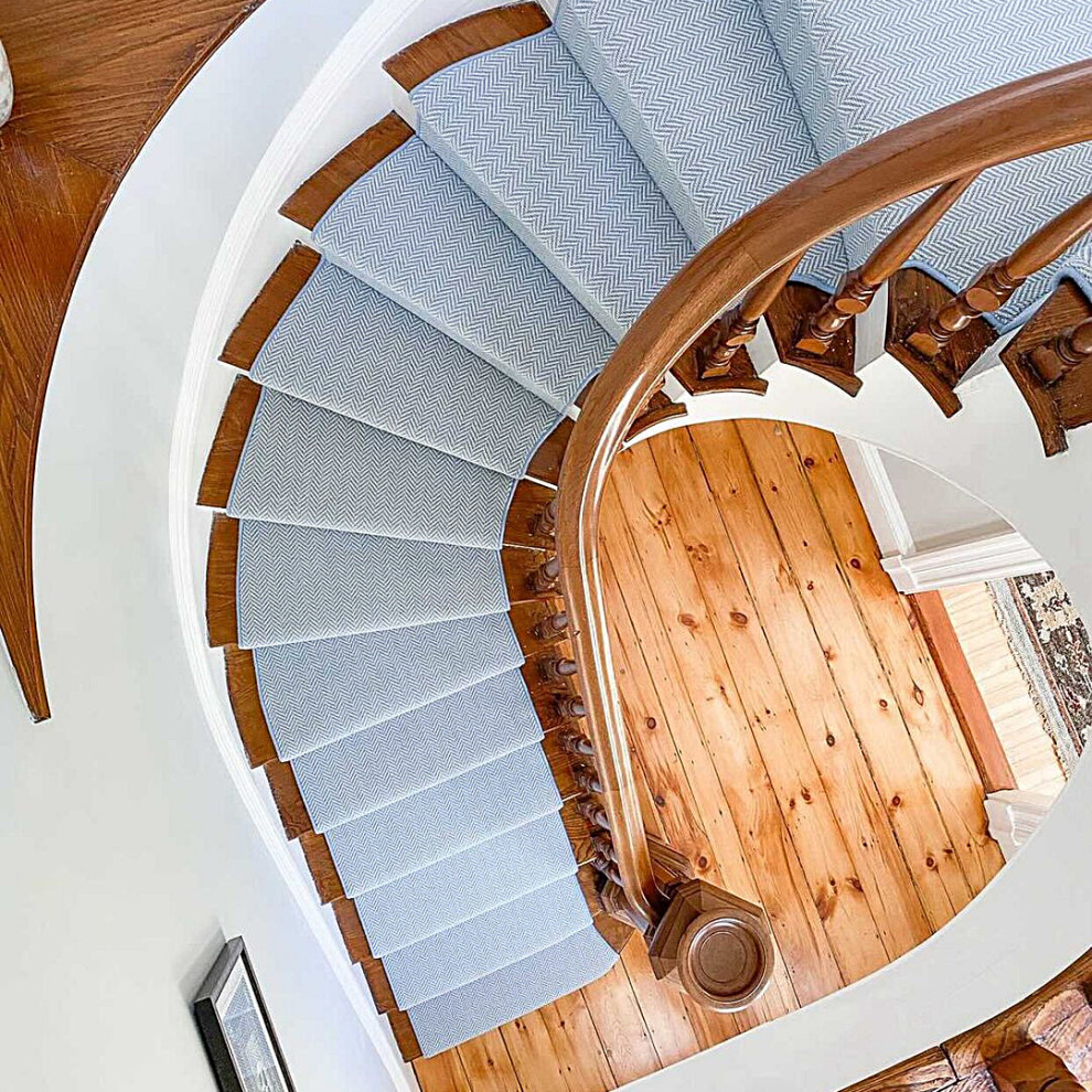 Стильный дизайн: изогнутая лестница в современном стиле с ступенями с ковровым покрытием - последний тренд
