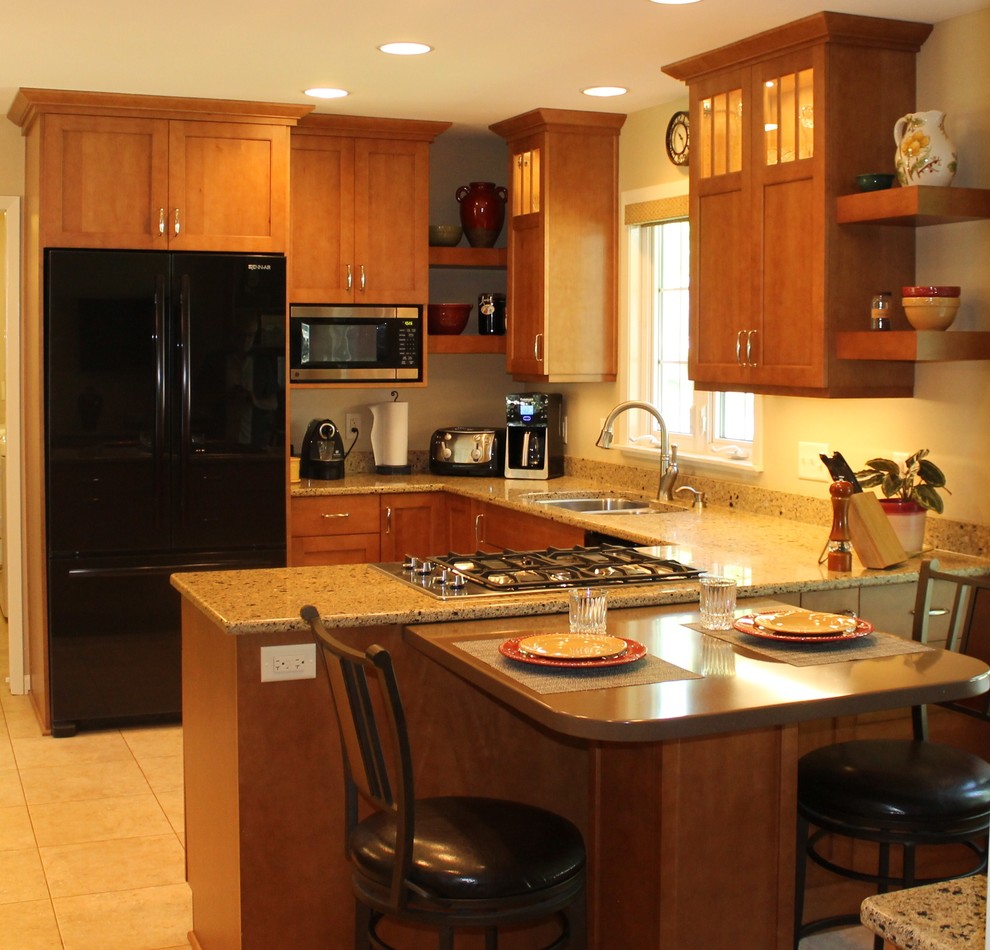 Example of a mid-sized transitional u-shaped eat-in kitchen design with shaker cabinets, medium tone wood cabinets, quartzite countertops and a peninsula