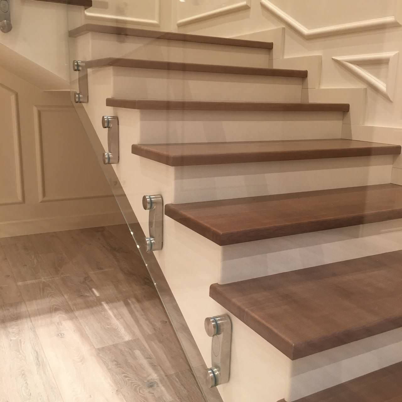 Стеклянное ограждение со ступенями и поручнем из массива