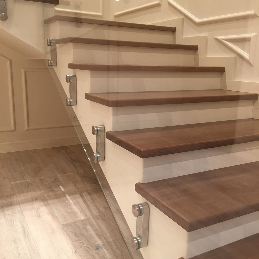 Стеклянное ограждение со ступенями и поручнем из массива