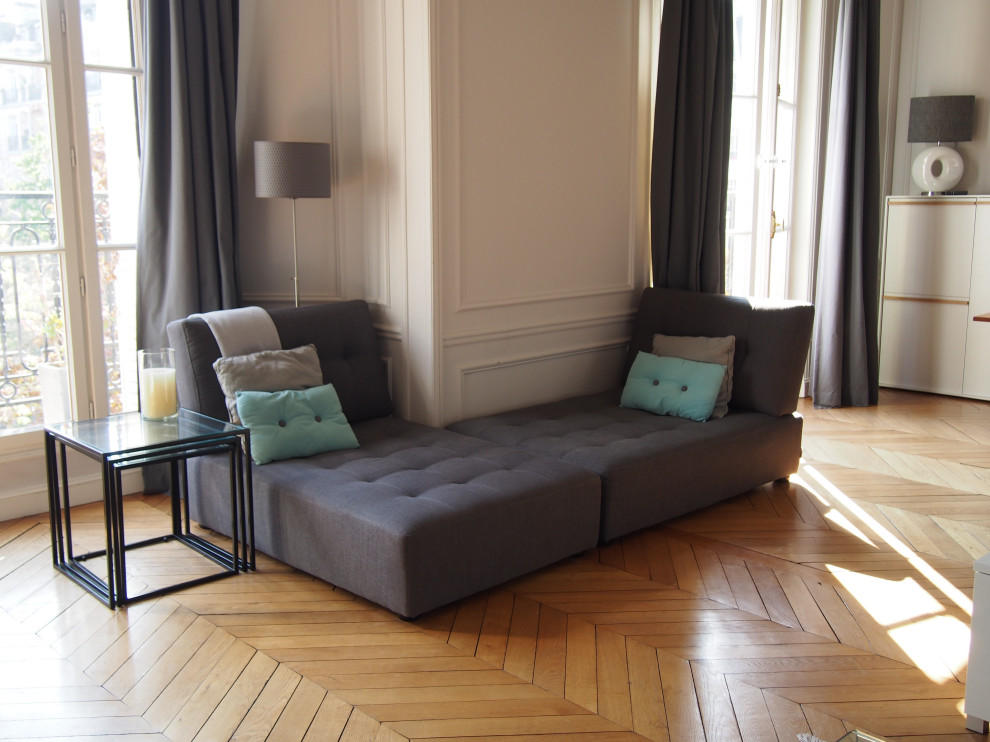 Immagine di un soggiorno minimal con nessuna TV e pavimento marrone