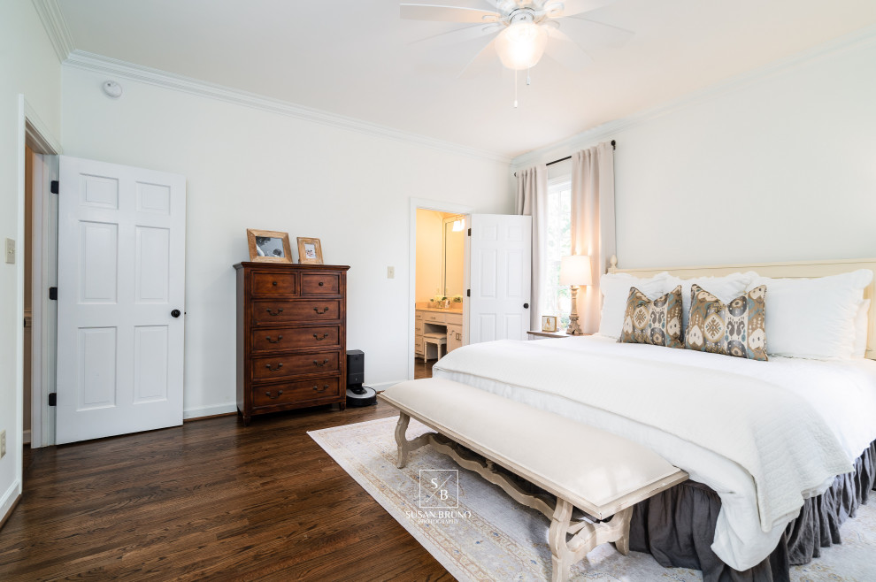 Transitional home design photo in Birmingham