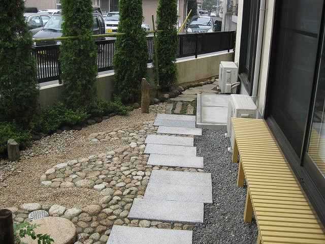 和室前の庭
