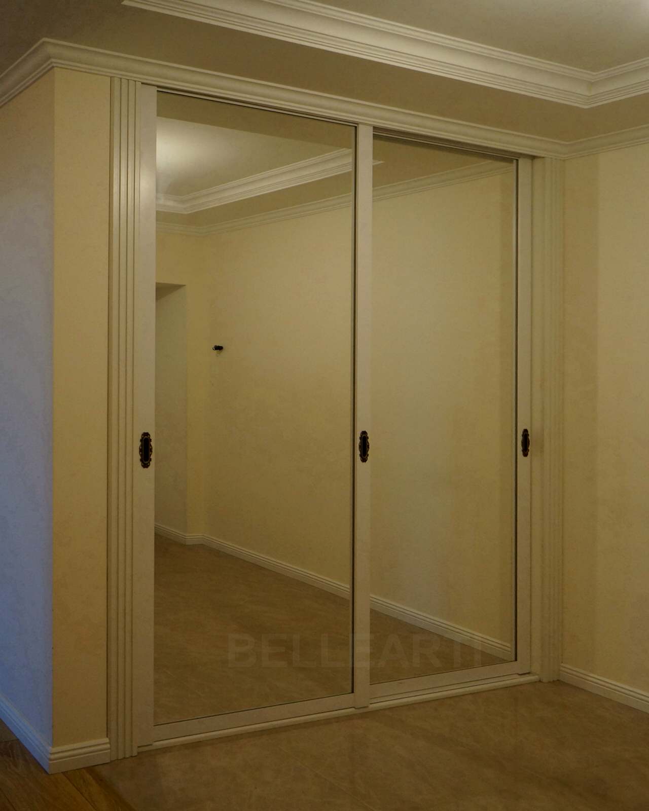 Шкафы купе Bellearti в стиле неоклассика