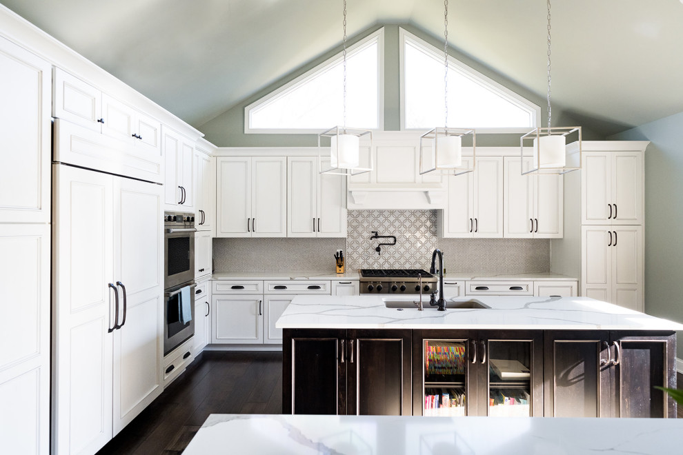 Cette image montre une cuisine design de taille moyenne avec parquet foncé.