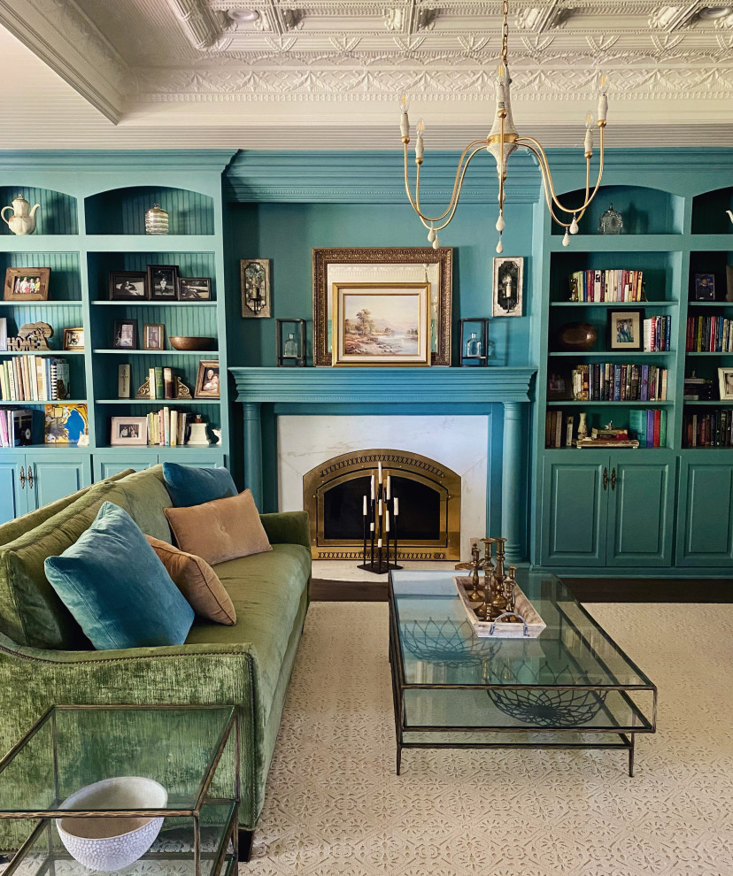 Exemple d'un salon éclectique avec une bibliothèque ou un coin lecture, un mur bleu, parquet foncé, une cheminée standard, un sol marron, un plafond décaissé, un manteau de cheminée en pierre et éclairage.