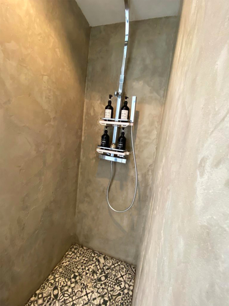 Ispirazione per una stanza da bagno con doccia tropicale di medie dimensioni con doccia a filo pavimento, WC sospeso e lavabo a bacinella