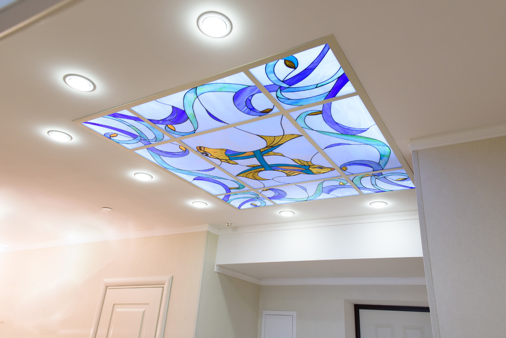 Рыбы в воде. Потолочный витраж в холле.