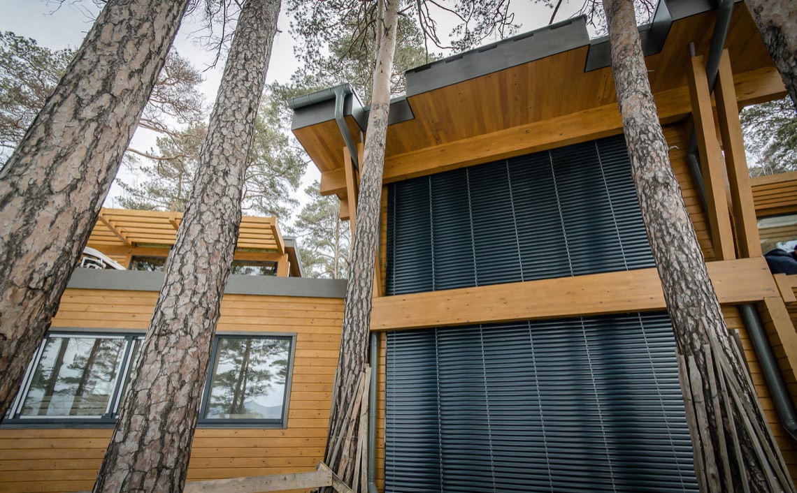 Фасадное остекление с автоматическими рафшторами