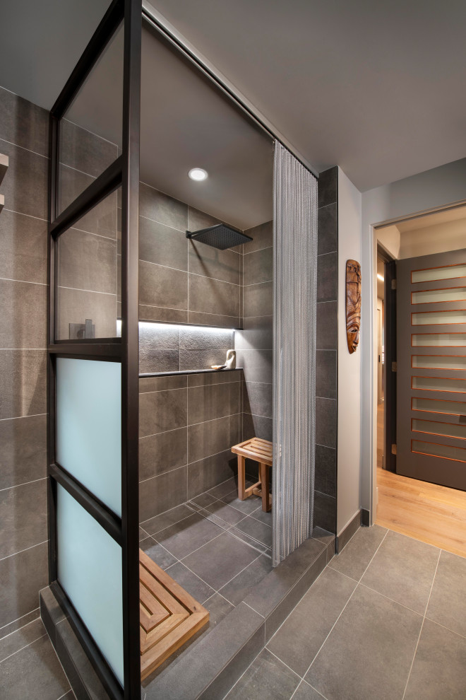 Immagine di una stanza da bagno contemporanea con doccia a filo pavimento, piastrelle grigie, pavimento grigio, doccia con tenda e nicchia