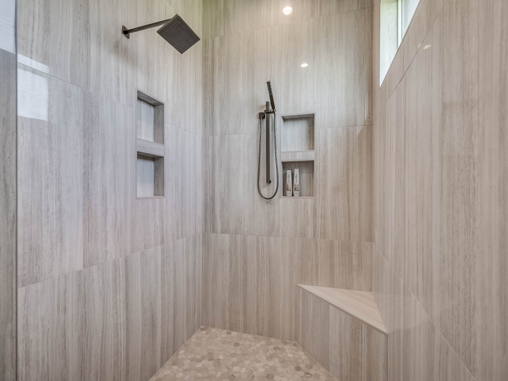 Idéer för stora lantliga vitt badrum, med grå skåp, ett fristående badkar, en öppen dusch, svart och vit kakel, glaskakel, beige väggar, ljust trägolv, ett undermonterad handfat, bänkskiva i kvartsit, vitt golv och med dusch som är öppen