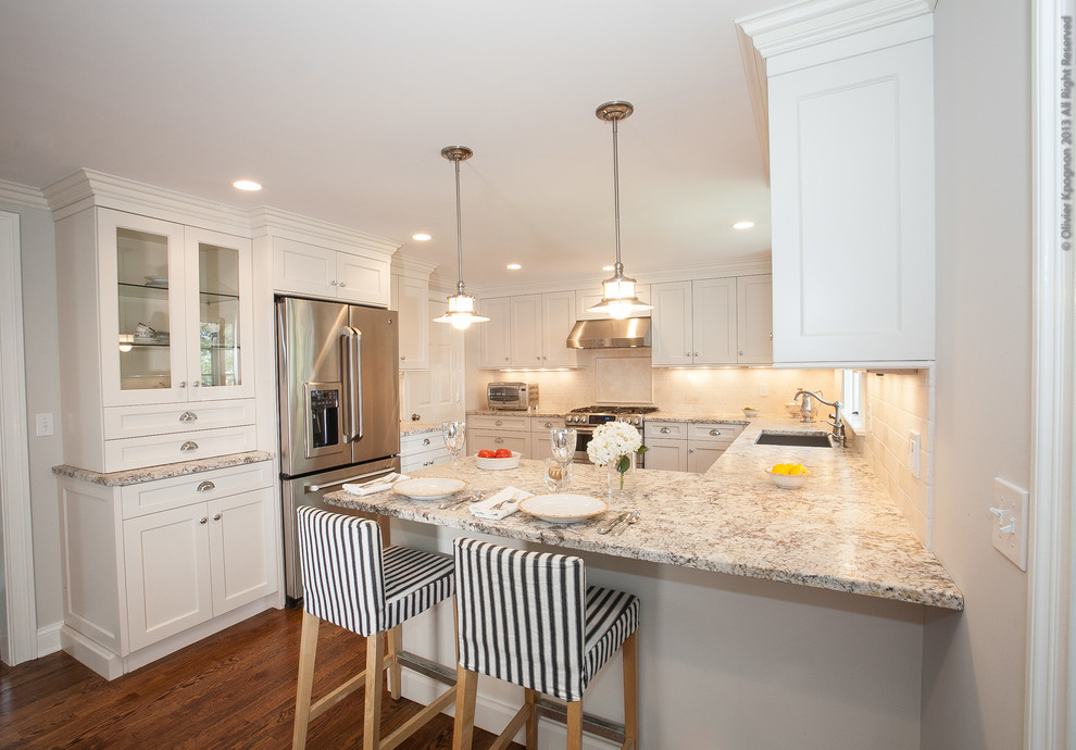 Kitchen - transitional kitchen idea in New York