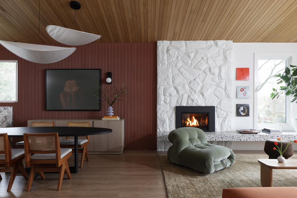 Retro Wohnzimmer mit Kamin, Kaminumrandung aus Stein, Holzdecke und Wandpaneelen in Vancouver
