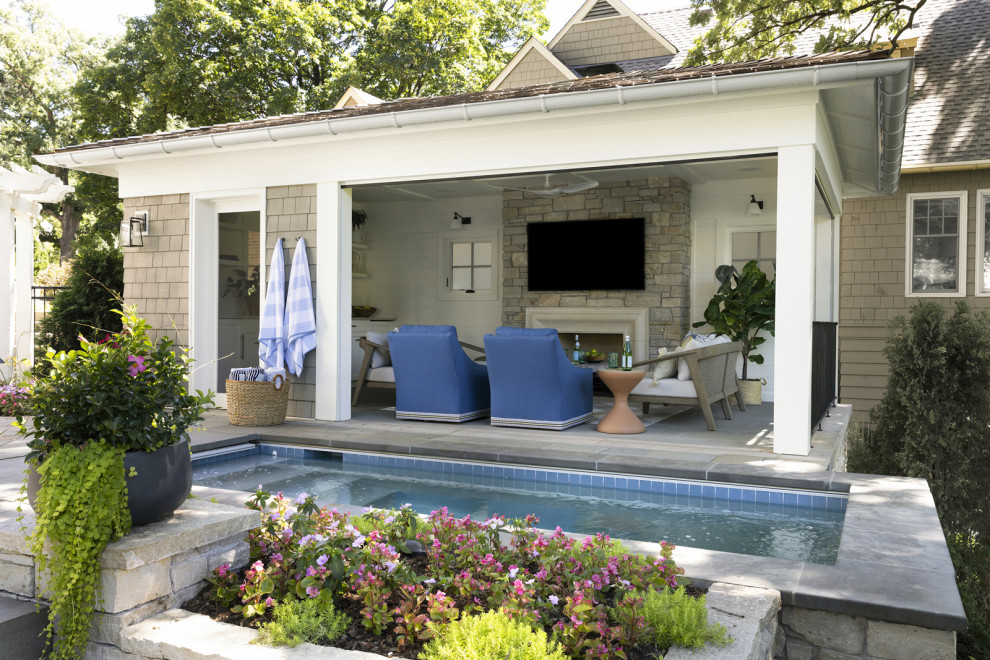 На фото: прямоугольный бассейн на заднем дворе в классическом стиле с домиком у бассейна с
