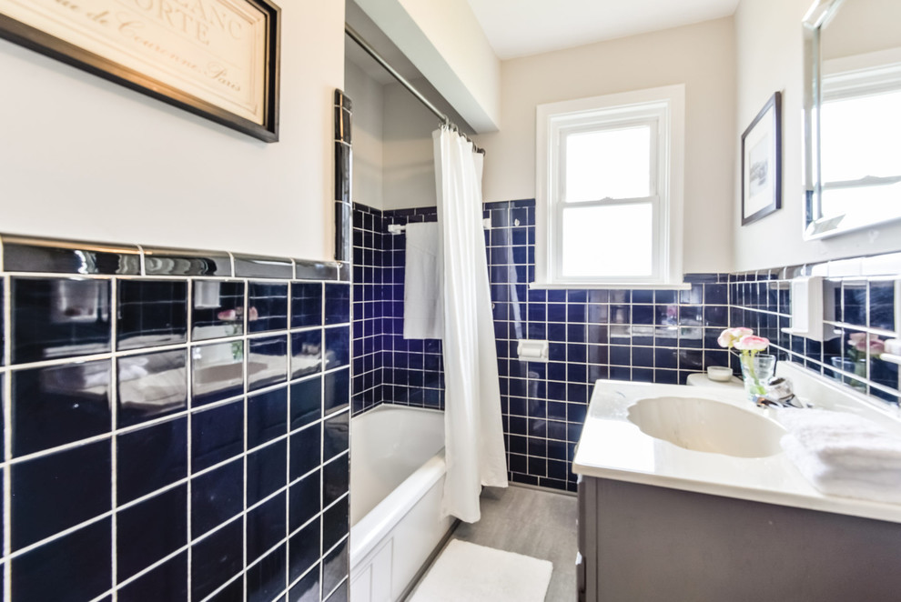 Example of a transitional bathroom design in Toronto
