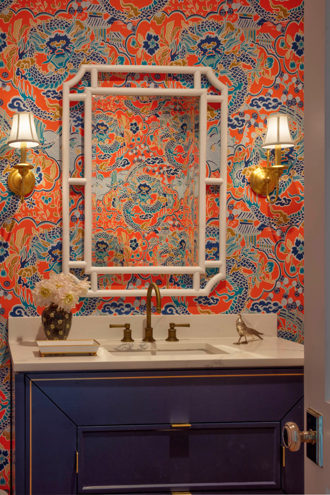Inspiration för ett litet funkis grå grått toalett, med blå skåp och orange väggar