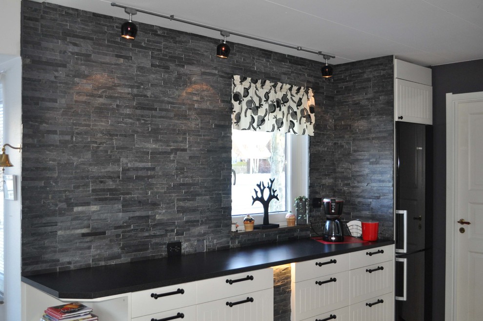 This is an example of a transitional kitchen in Malmo.