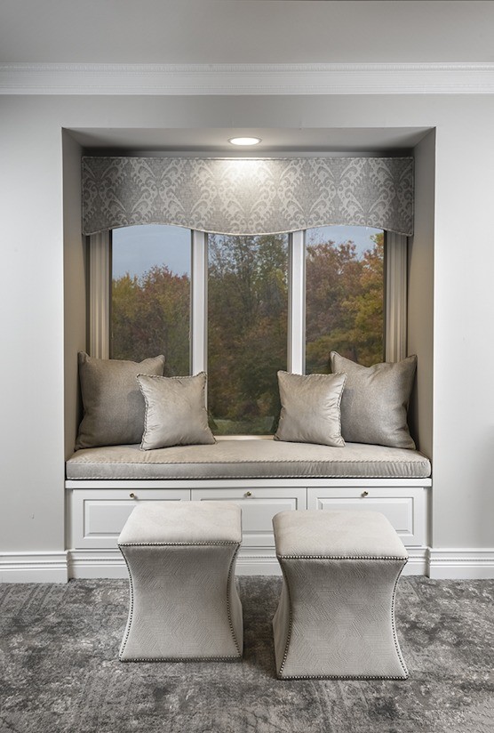 Идея дизайна: маленькая хозяйская спальня в стиле неоклассика (современная классика) с серыми стенами, ковровым покрытием и серым полом для на участке и в саду