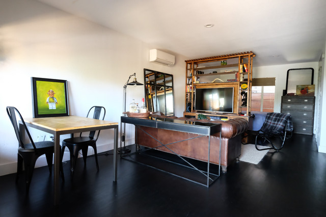 Remotely Designed Austin Studio industriell-vardagsrum