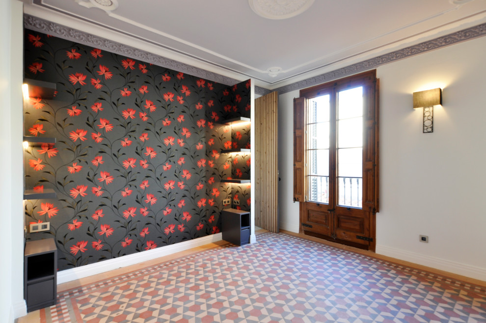 На фото: большая хозяйская спальня в стиле неоклассика (современная классика) с белыми стенами, полом из керамической плитки, красным полом и обоями на стенах без камина с
