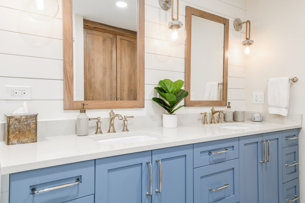 Пример оригинального дизайна: главная ванная комната среднего размера в стиле неоклассика (современная классика) с фасадами с утопленной филенкой, синими фасадами, двойным душем, белой плиткой, керамической плиткой, полом из керамической плитки, врезной раковиной, столешницей из искусственного кварца, шторкой для ванной, белой столешницей, тумбой под две раковины, встроенной тумбой и стенами из вагонки