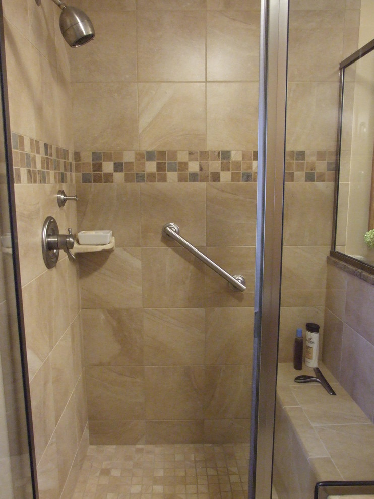 Example of a transitional home design design in Cincinnati
