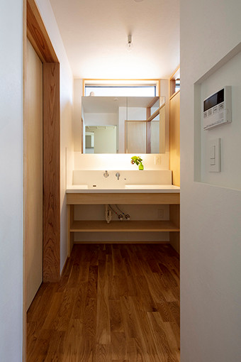 ぐるぐるの家 moderne-salle-de-bain