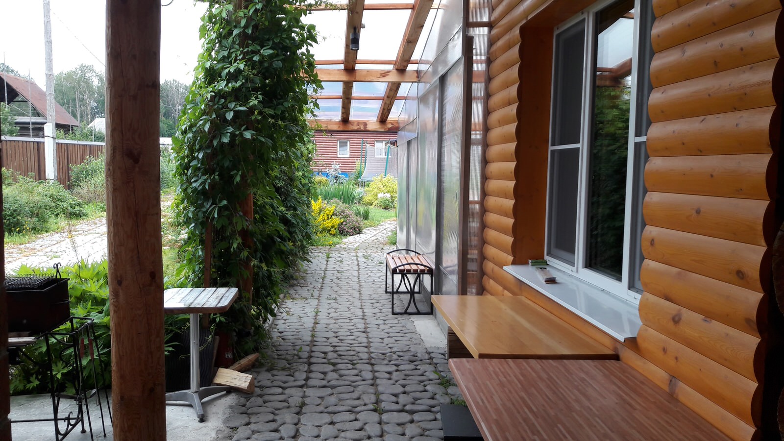 Деревянный дом с фасадом из металического сайдинга, баня с бассейном.