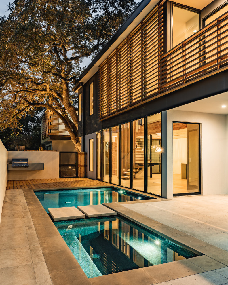 This is an example of a contemporary pool in Austin.